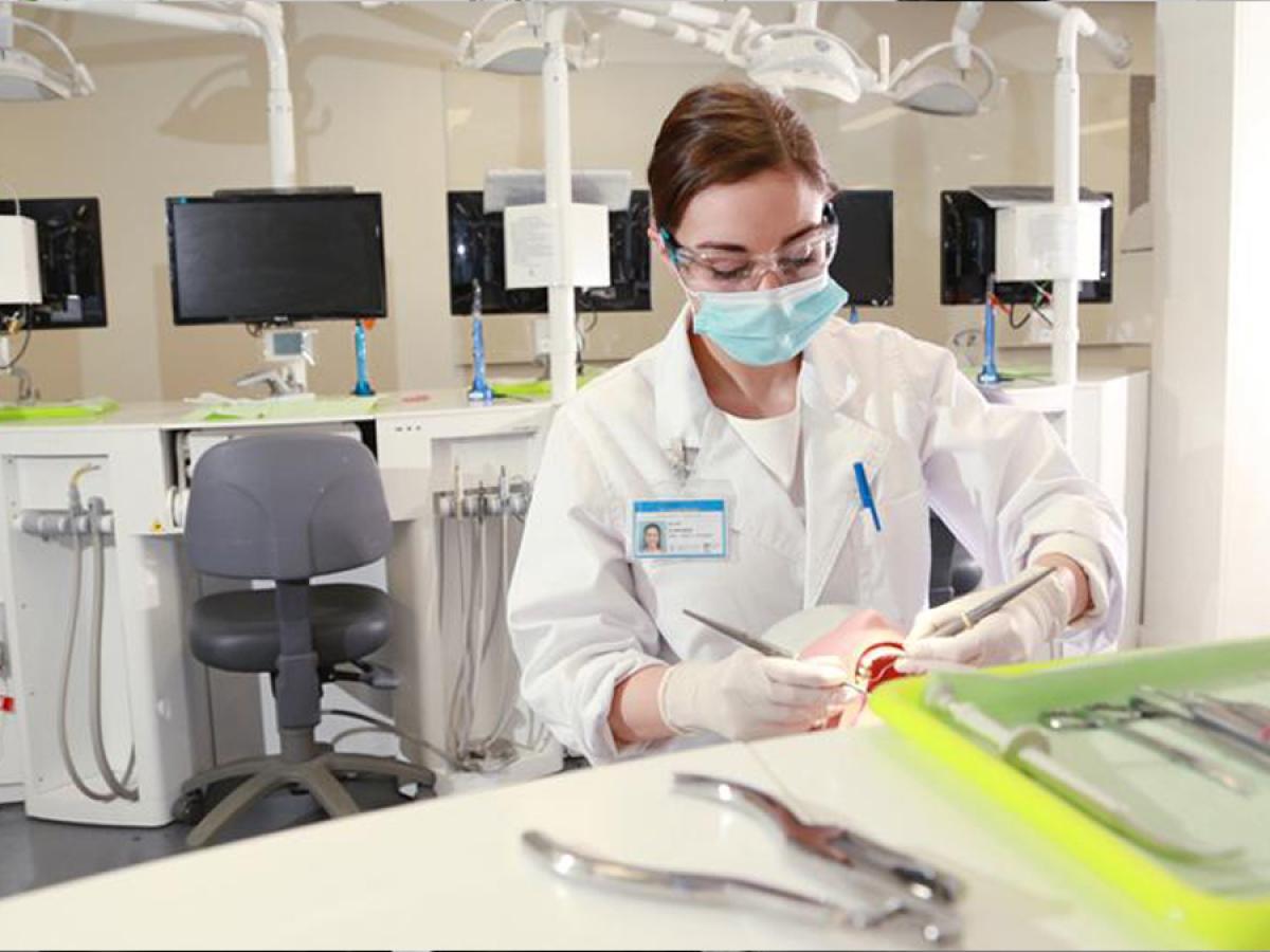 Dental student in the simulation clinic