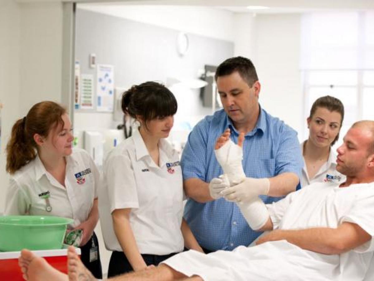 nursing-students-patient-with-bandaged-arm